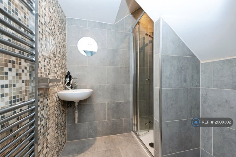 2 bedroom flat in Upper Richmond Road West, London, SW14 (2 bed) (#2608302)