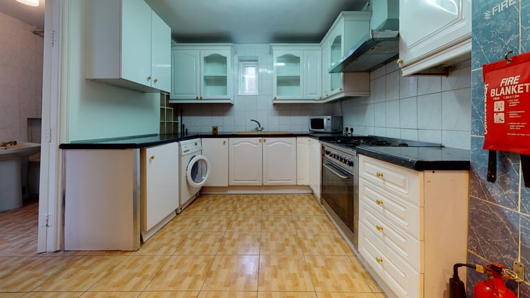 6 bedroom house in Senrab Street, London, E1