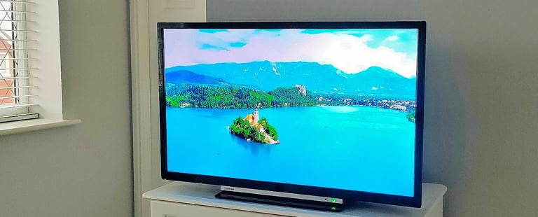 32" TOSHIBA SMART FULL HD SLIM LIGHTWEIGHT WIFI LED APPS TV RC & STAND TOP CONDITION -FREE DELIVERY