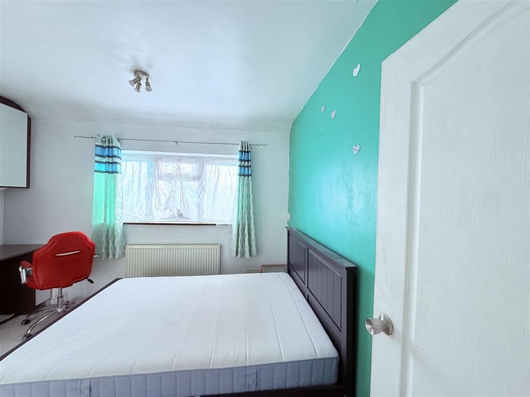 3 bedroom house in Renfrew Road, Hounslow