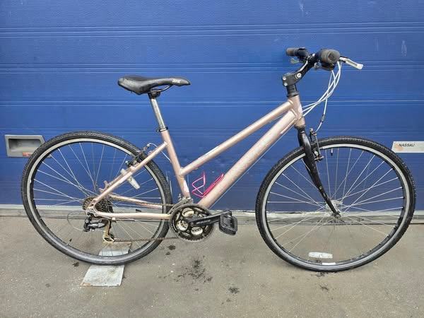 Ladies hybrid bike DAWES DISCOVERY 301 Wheels 700C Frame 17"