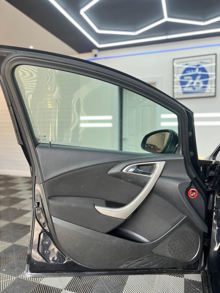 2011 Vauxhall Astra 1.6 16v Exclusiv Euro 5 5dr HATCHBACK Petrol Manual - Image 16