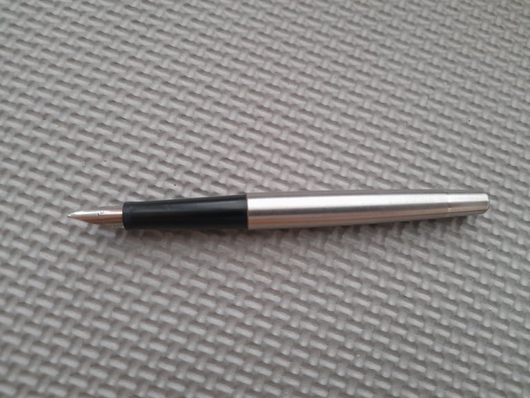 Vintage Parker 15 Fountain Pen (plus 11 ink cartridges)