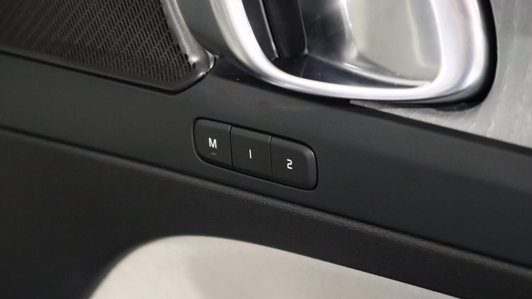  Volvo XC40 B4 (P) Ultimate Dark (360 Camera, Sunroof, BLIS) Petrol/Electric Hybrid Automatic