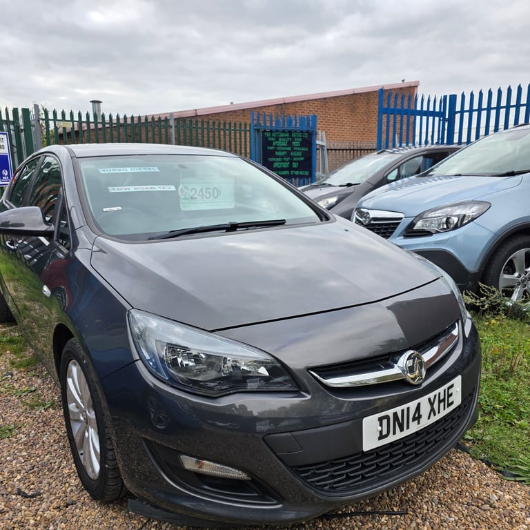 VAUXHALL ASTRA J DESIGN FACELIFT MODEL 1.7 DIESEL 110 BHP YEAR 2014 £20 ROAD TAX PER YEAR HPI CLEAR!