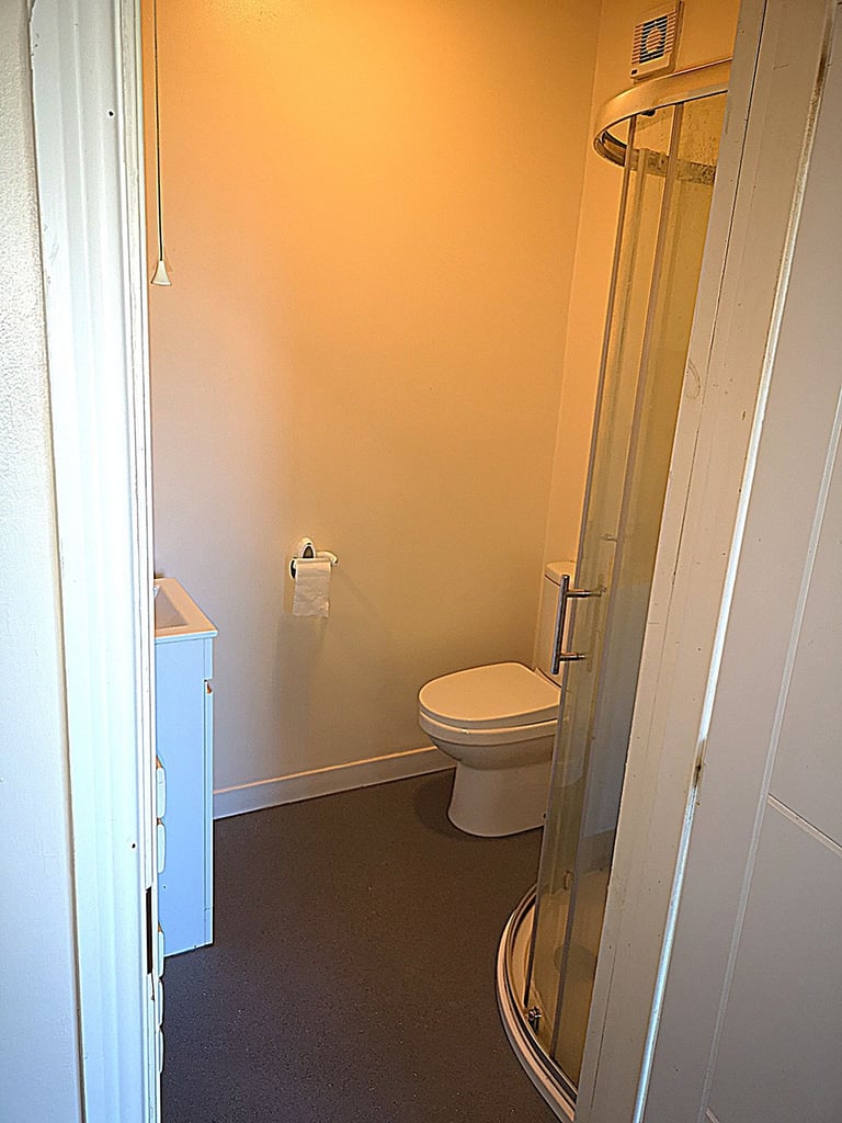 Ensuite DSS only shared house - fantastic place, 6 x ensuites. Not to be missed!