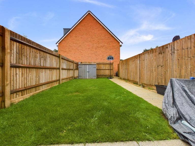 Modern 3-Bedroom house in Dukes Quarter, Bordon.