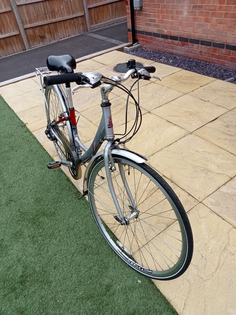 Ladies Raleigh Pioneer Airlite City Bike.