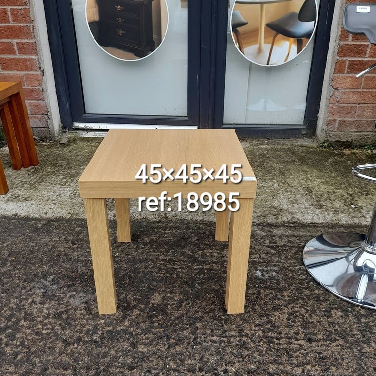 A beech side table, ref:18985 £5.00