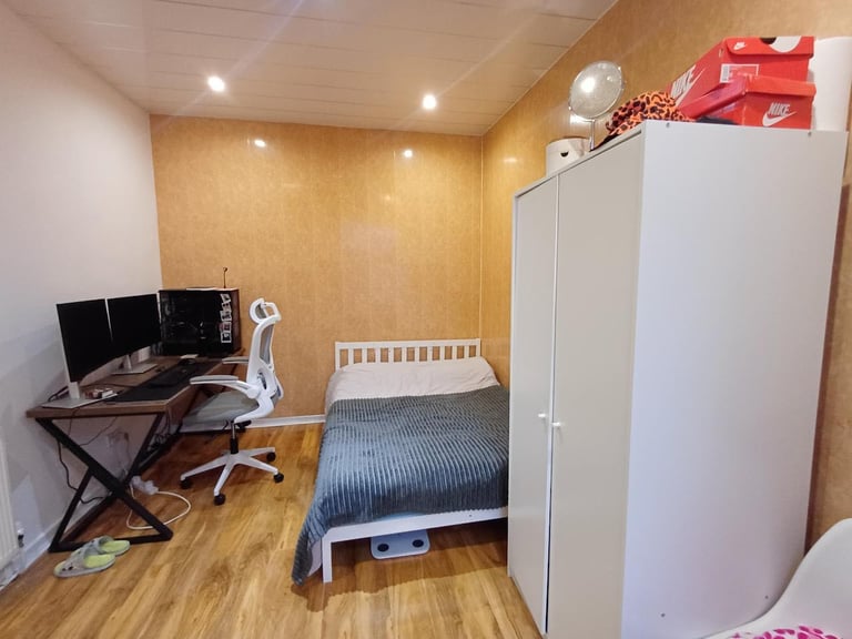 Double Room in 4 Bedroom House L6