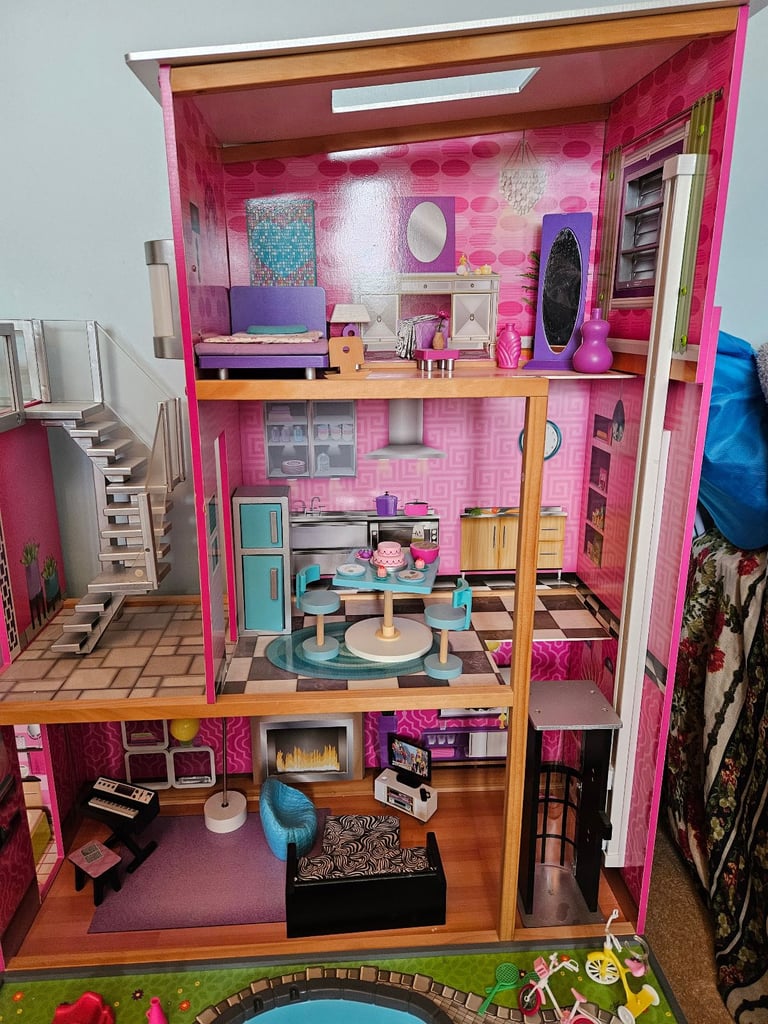 Girls doll house