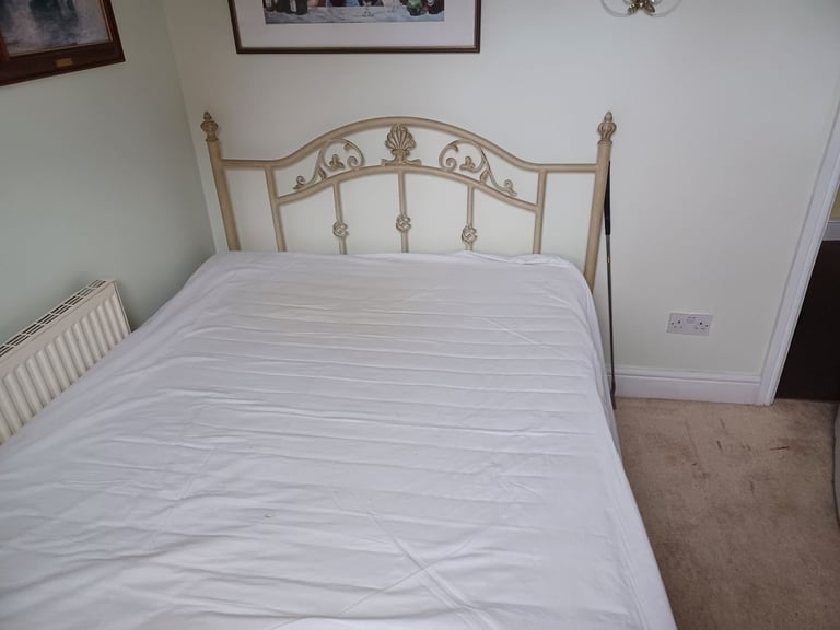 Double bed with elegant metal frame