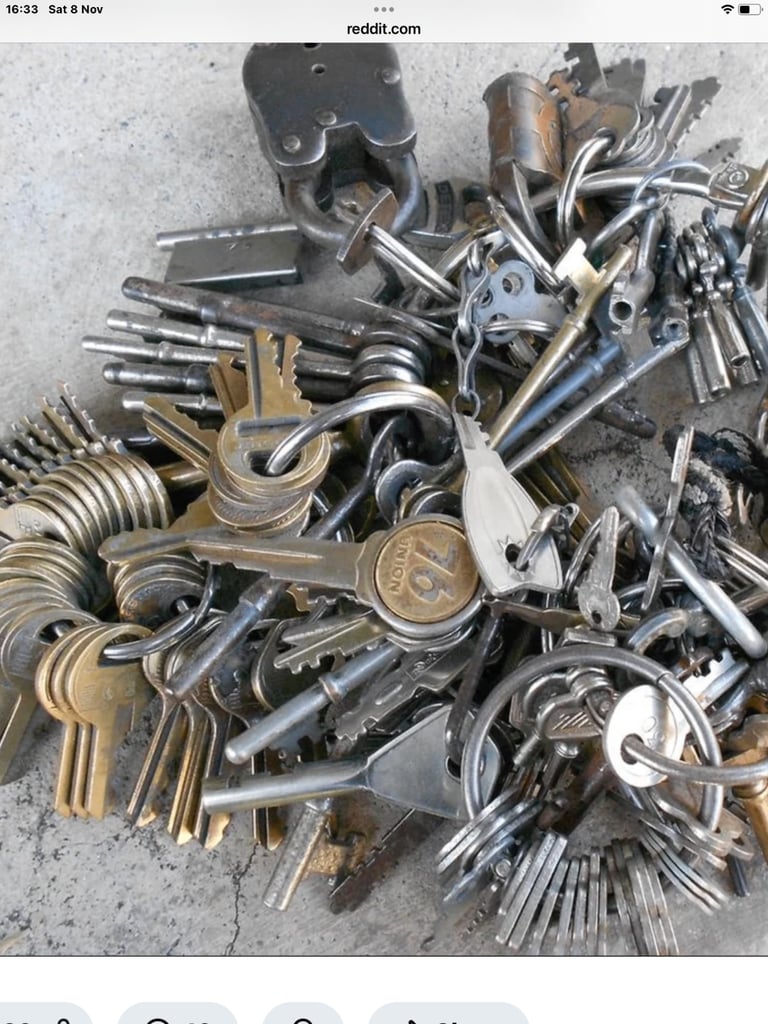 (WANTED )KEYS LOOKING FOR KEYS 😝 please read. 