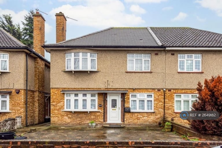 2 bedroom flat in Eastern Avenue, Ilford, IG2 (2 bed) (#2649182)