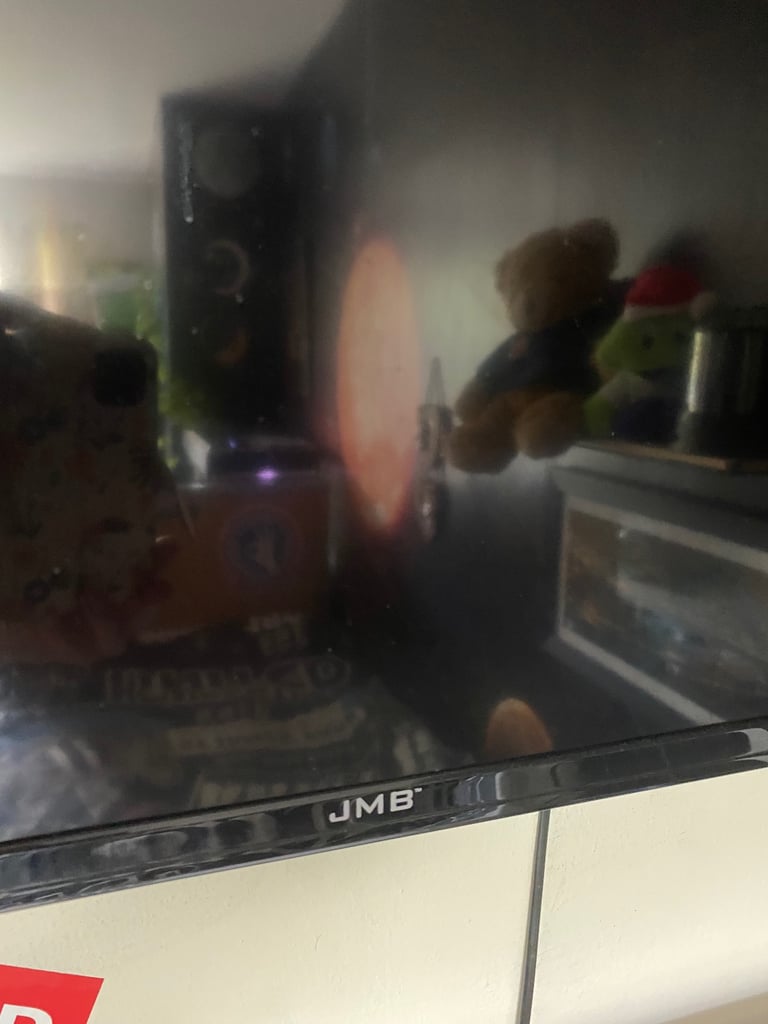 Flatscreen television/DVD player with wall bracket & remote control 
