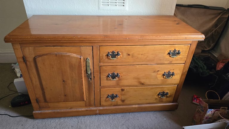 Dresser pine
