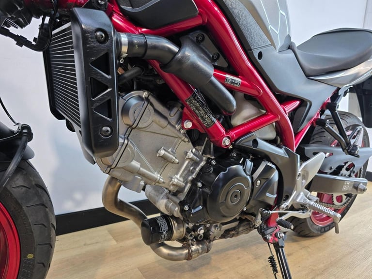 Suzuki SV650 Silver 2020 - ABS, Full Digital Display, Low Mileage