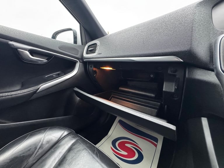 2015 15 VOLVO V40 1.6 D2 R-DESIGN LUX HATCHBACK 5DR DIESEL MANUAL EURO 5 (S/S) (