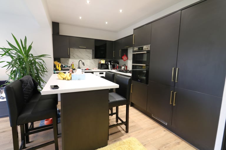 Three Bedroom End-Terrace House to Rent