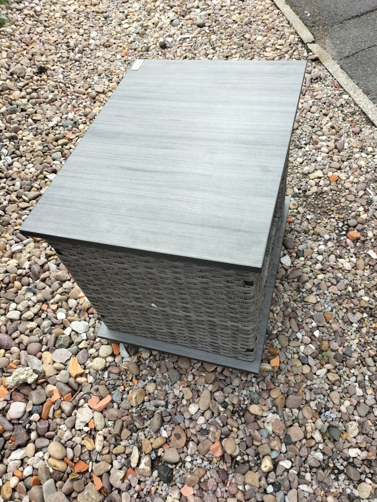 RABBIT OR SMALL DOG HOUSE 