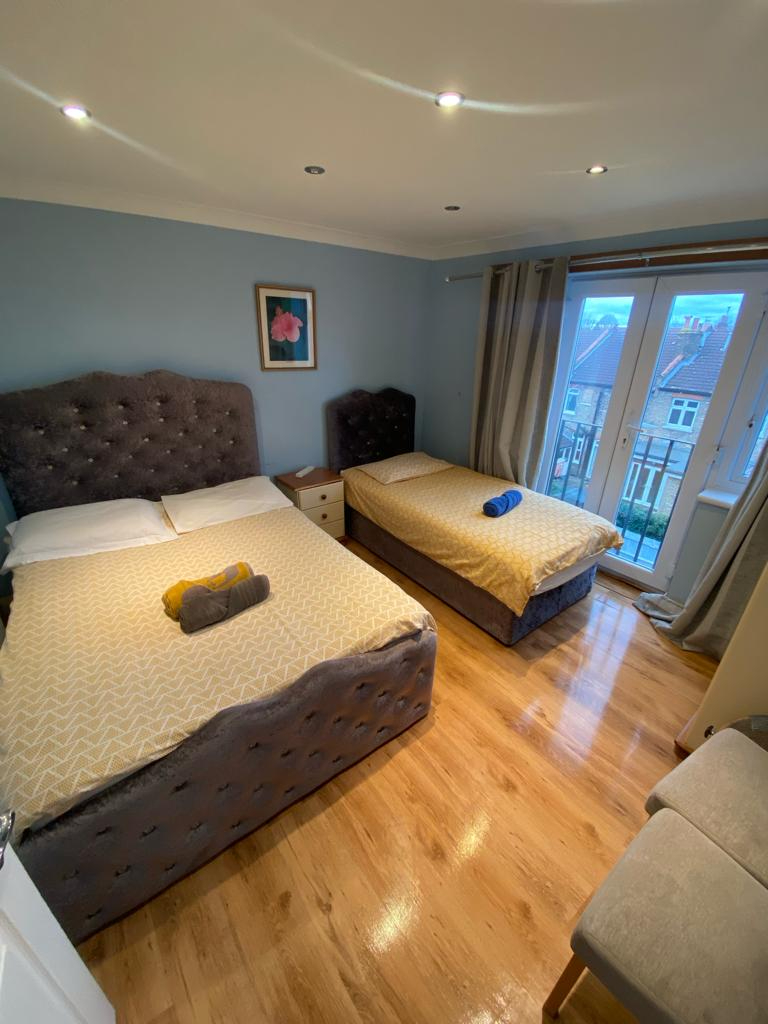 3 Bedroom\ 2 Bathroom Apartment - Ealing
