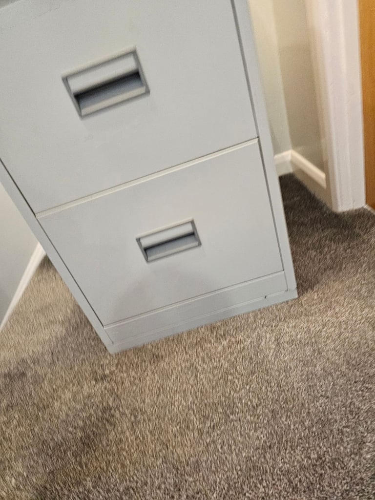 3 drawer filing cabinet with file holders 