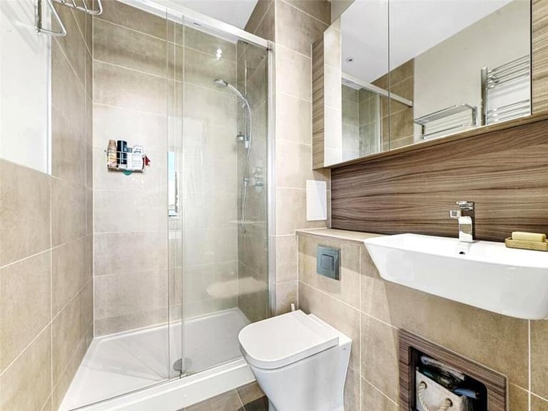 🏠 Bright and spacious room available in Aldgate East