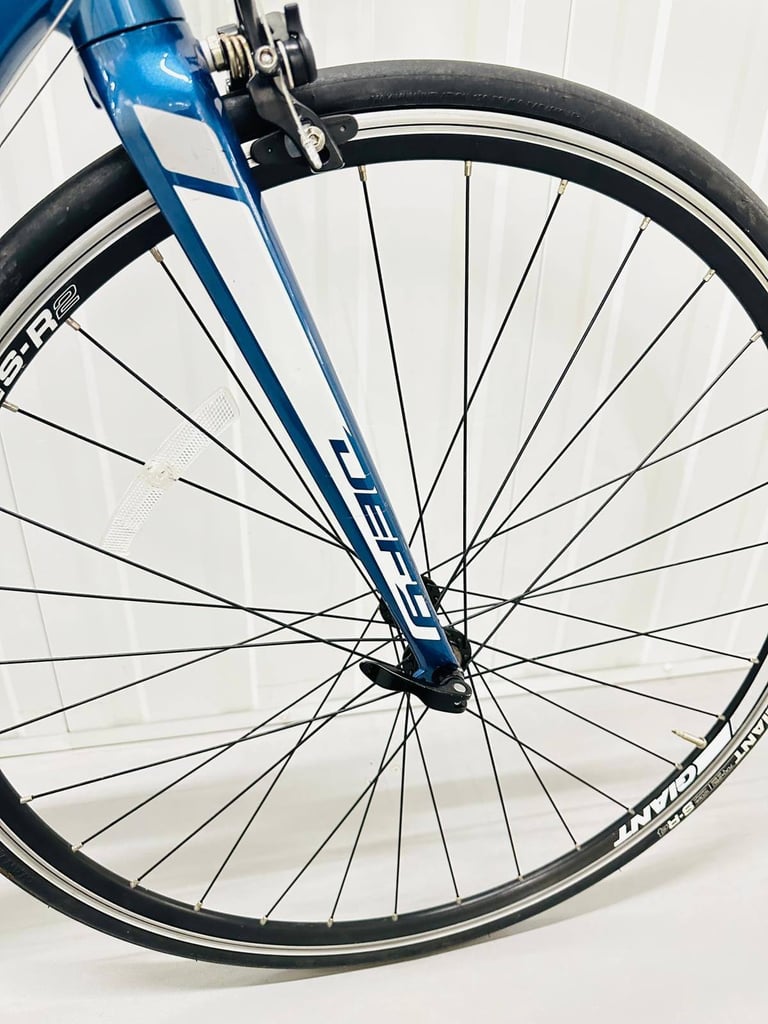 GIANT DEFY Size/M Super LW 20 Speed STI Gears Road Bike