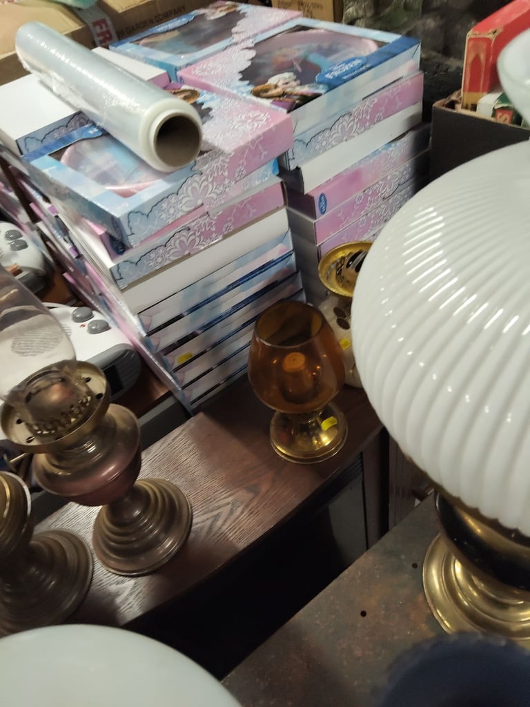 image for A group of 5 oil lamps 