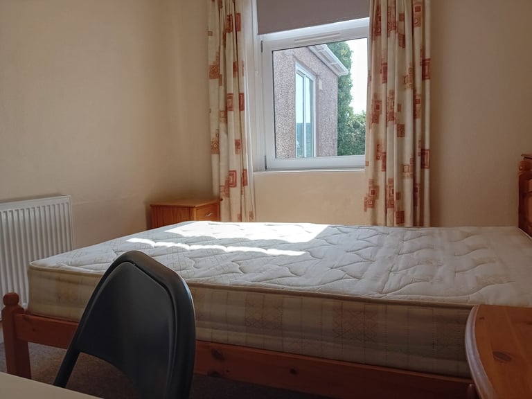 4 DOUBLE ROOMS IN WESTBURY STREET HOUSE TO RENT- STRICTLY STUDENTS ONLY.
