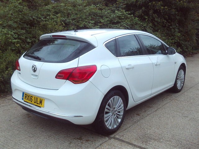 2016 Vauxhall Astra 1.4i 16V Excite 5dr White 36k Miles FSH Years MOT Warranty HATCHBACK Petrol M...