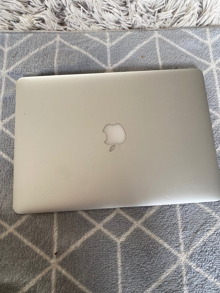 2015 Apple MacBook Air 13” good condition 