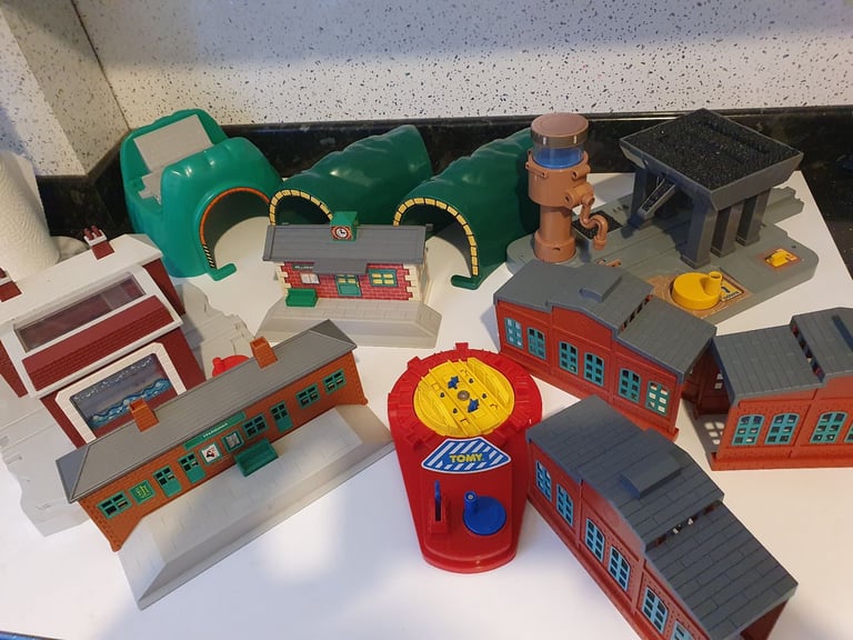 Tomy Trackmaster Train Tunnels, engine sheds, bridge, water tower, turntable