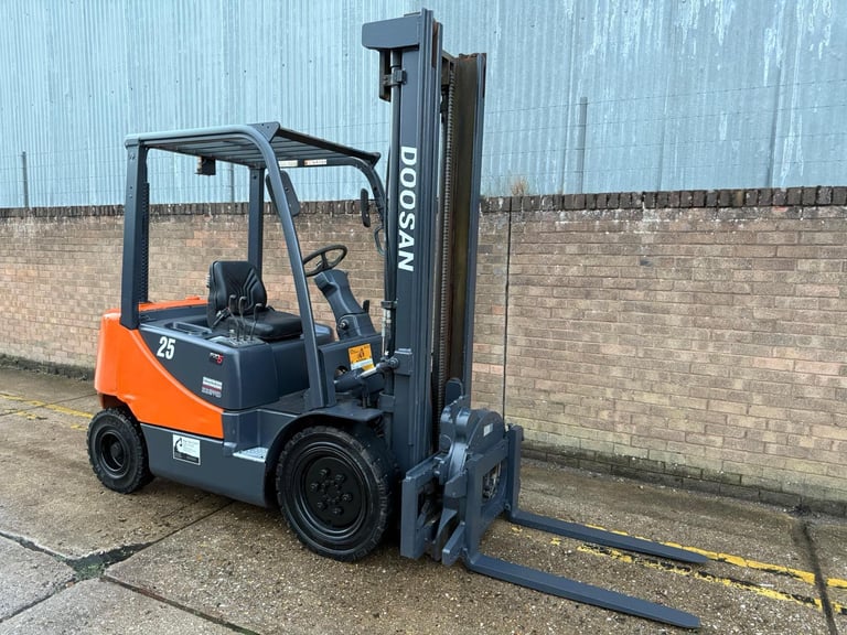 2009 Doosan 2.5t diesel forklift, clear view mast with rotator 