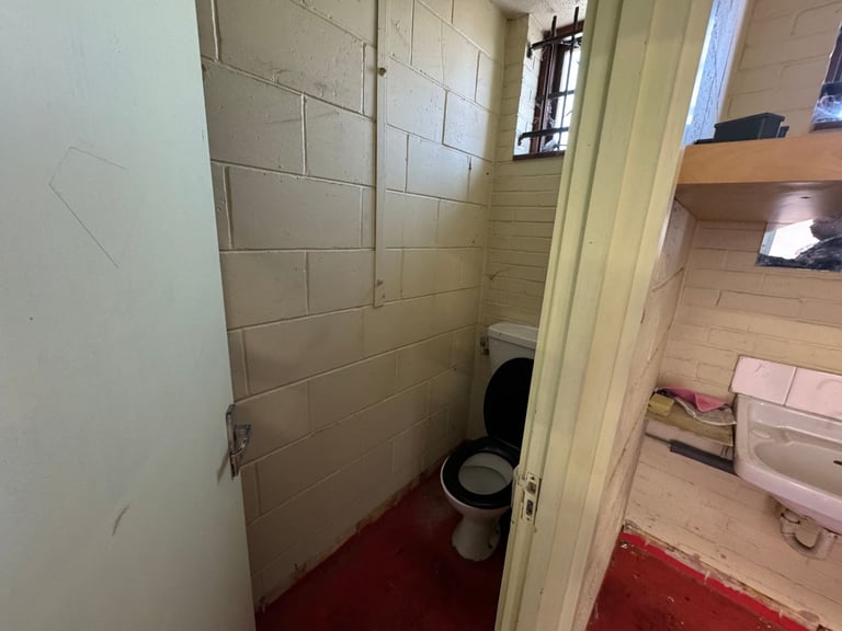 Small industrial unit secure with parking, 10 MINS FROM TOWN, great location 