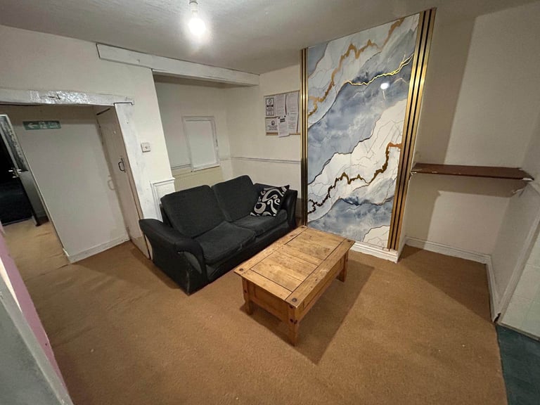 3 Bedrooms with enough space available in B15 3ED! 1 single and 1 twin room!  Accept DSS claimants.