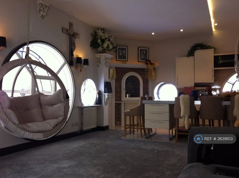 2 bedroom flat in The Clock Tower, Southsea, PO4 (2 bed) (#2639103)