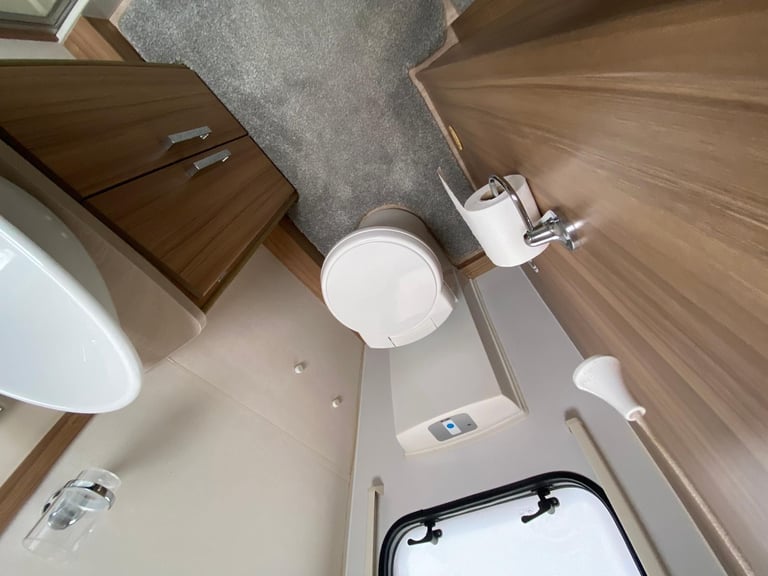 LUNAR ULTIMA 570 - 2016 - FIXED SINGLE BEDS - 4 BERTH - END WASHROOM - MOVER 