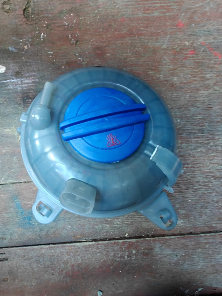 Coolant expansion tank 