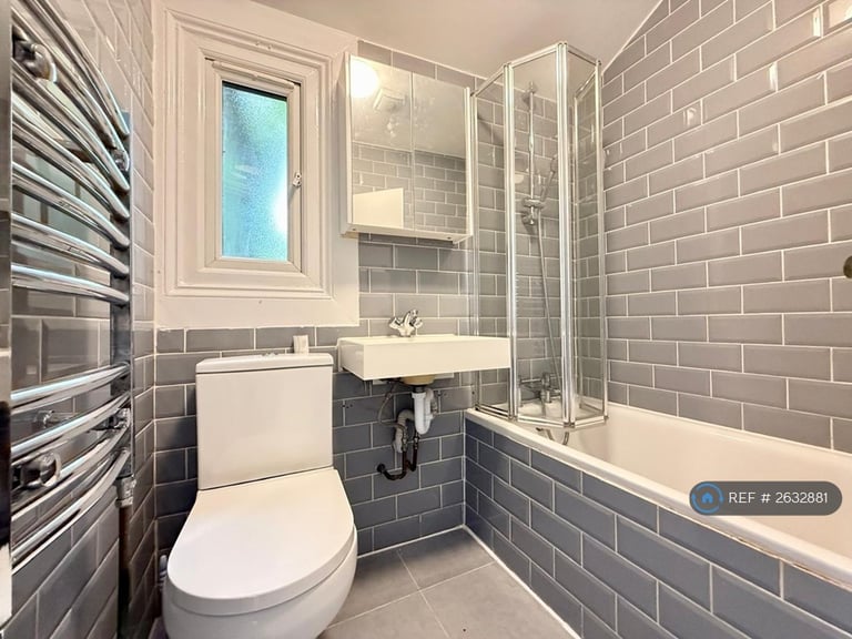 1 bedroom flat in Fairfield Street, London, SW18 (1 bed) (#2632881)