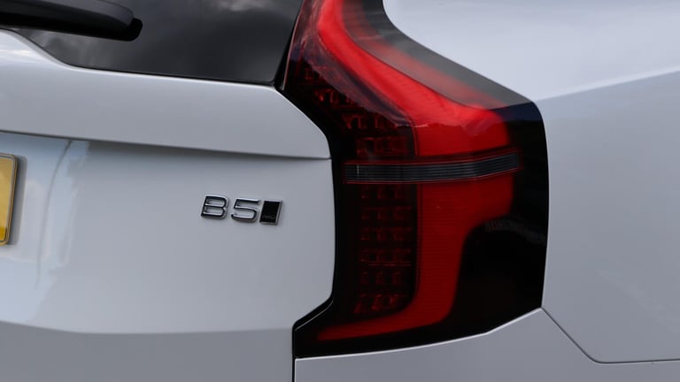 2025 Volvo XC90 B5 (P) AWD Plus Dark (Harman Kardon Sound, 360 Camera, Apple CarPlay, BLIS) ESTAT...