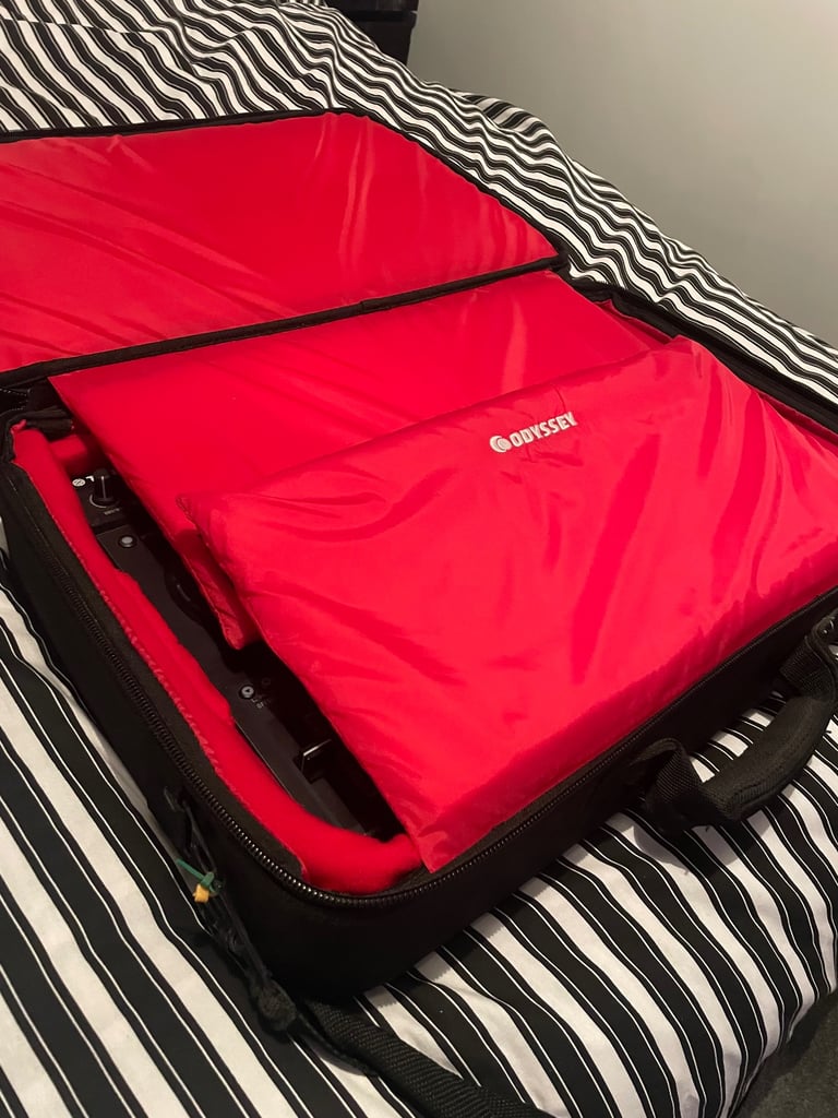 Native Instruments Traktor KONTROL S4 mk1 controller with Odyssey carry case Used (read description)