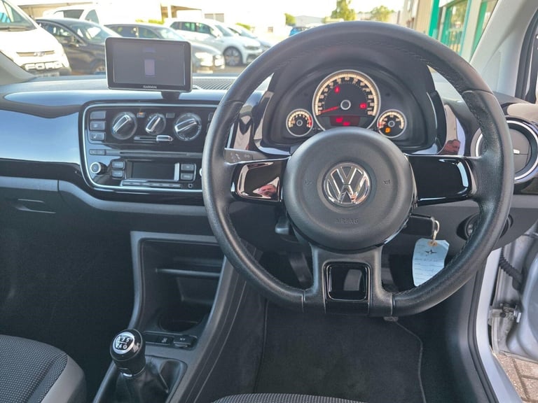 VOLKSWAGEN UP 1.0 High up! 2015