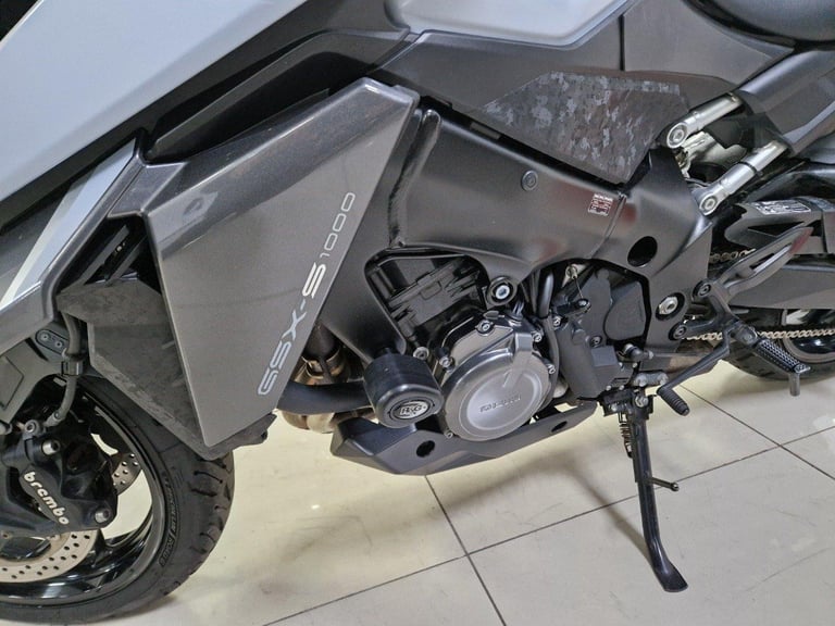 SUZUKI GSX-S 1000 IN GRAY