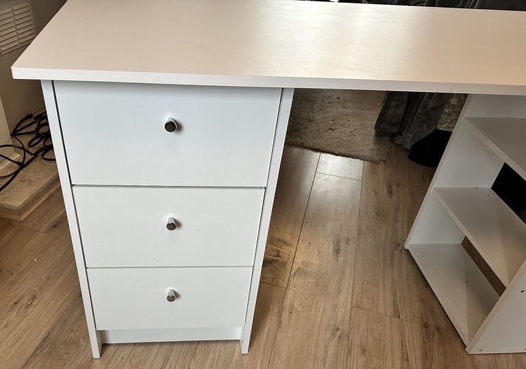 USED WHITE OFFICE/COMPUTER DESK 120x49CM