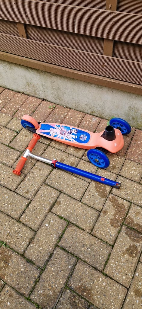 PAW PATROL THREE WHEEL SCOOTER. VERY GOOD CONDITION.