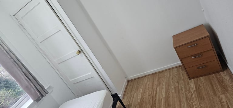  Spacious 3-Bedroom Flat for Rent – £1,450/month.