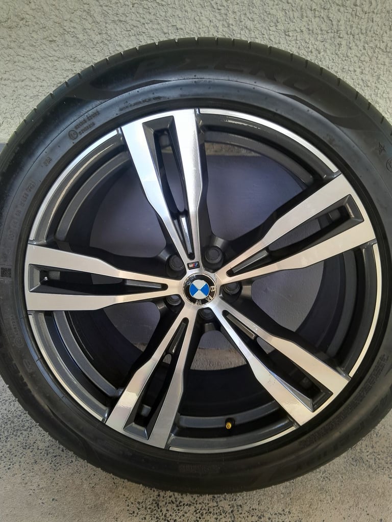 BMW X7 & X5 M754 21" alloy wheel with Pirelli run flat tyre
