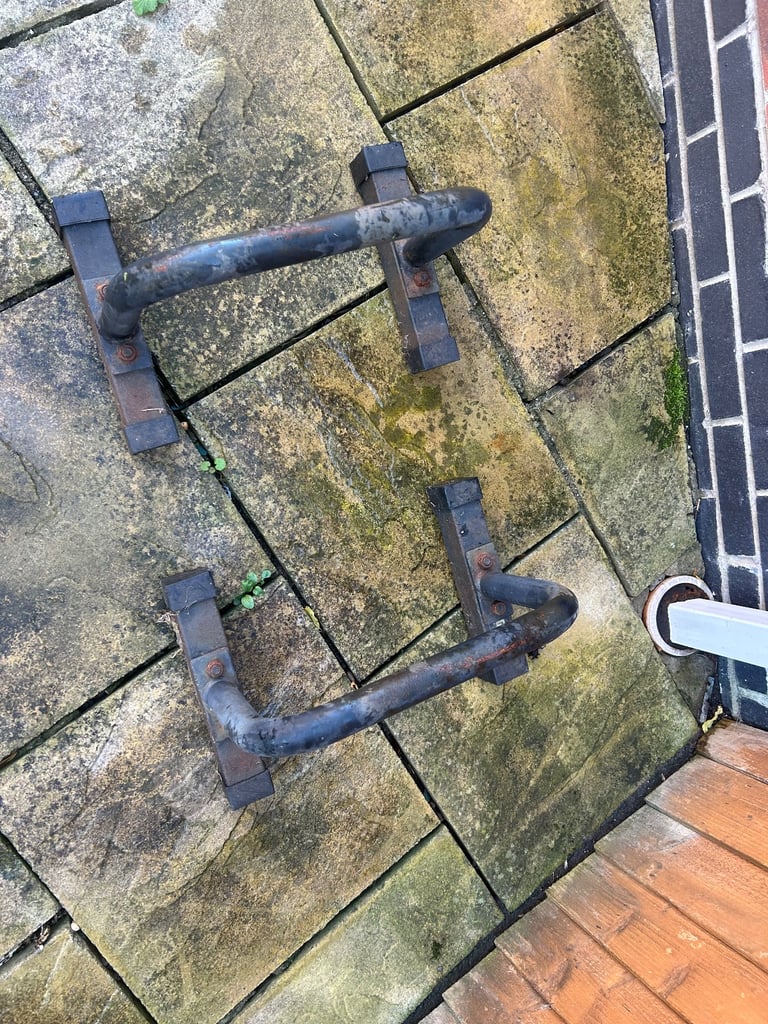 Free solid metal gravity fitness handstand bars