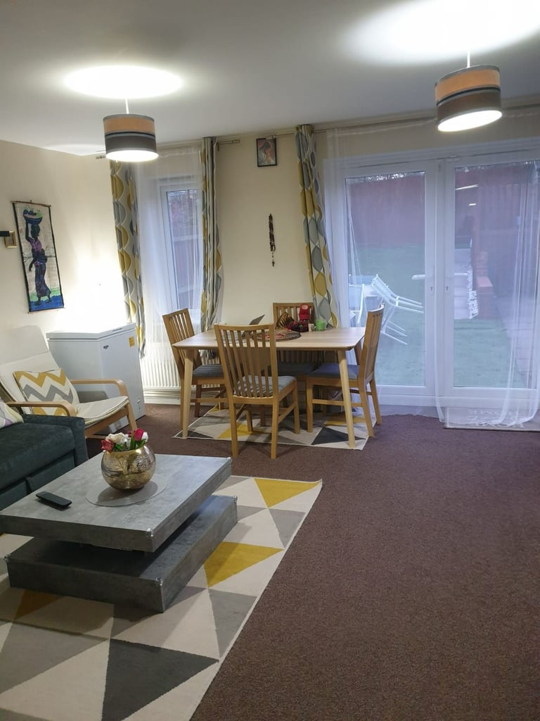 Single Room to share in Peaceful House Available NOW